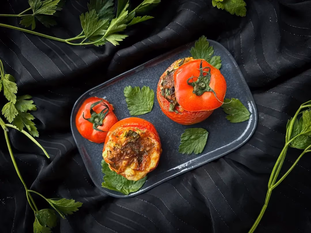 Tomates garnis d'un oeuf au plat cuit et décorée d'herbes fraiches