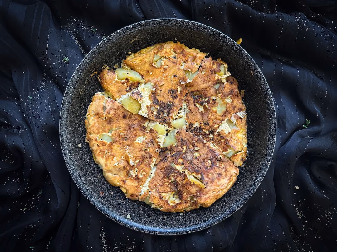 Le tortille de patatas se présente sous la forme d'un gratin de pommes de terre.