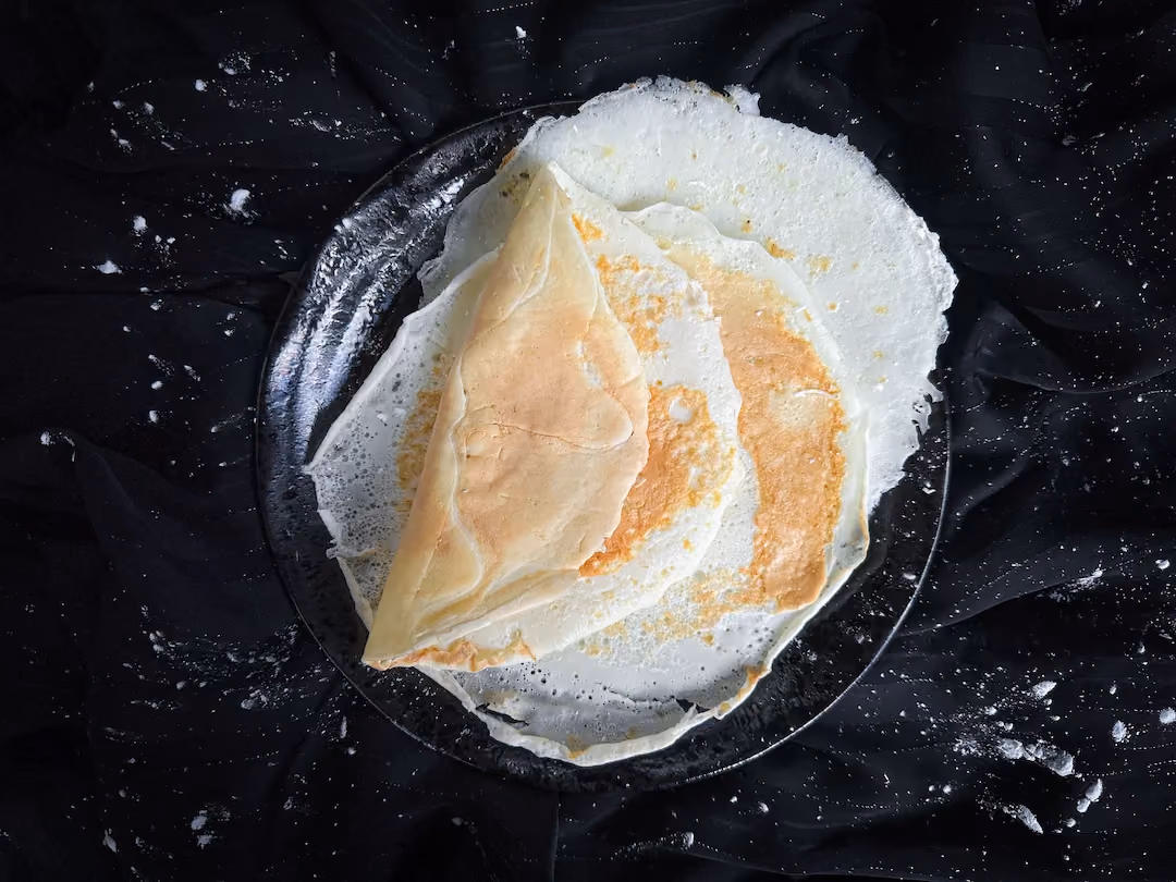 Les tortillas protéinées sont présentées dans un petit saladier en faïence de couleur bleu.