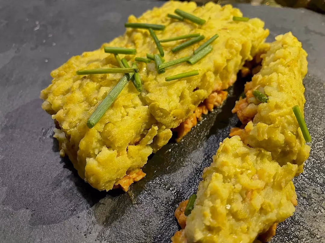 Le Parmentier montre sa belle robe, avec ses pommes de terre colorées au dessus de la viande et des petits pois.