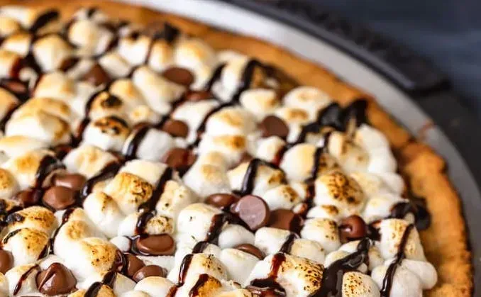 Still in its baking dish, the pizza is covered in chocolate, with the marshmallows carefully arranged for the best visual effect.