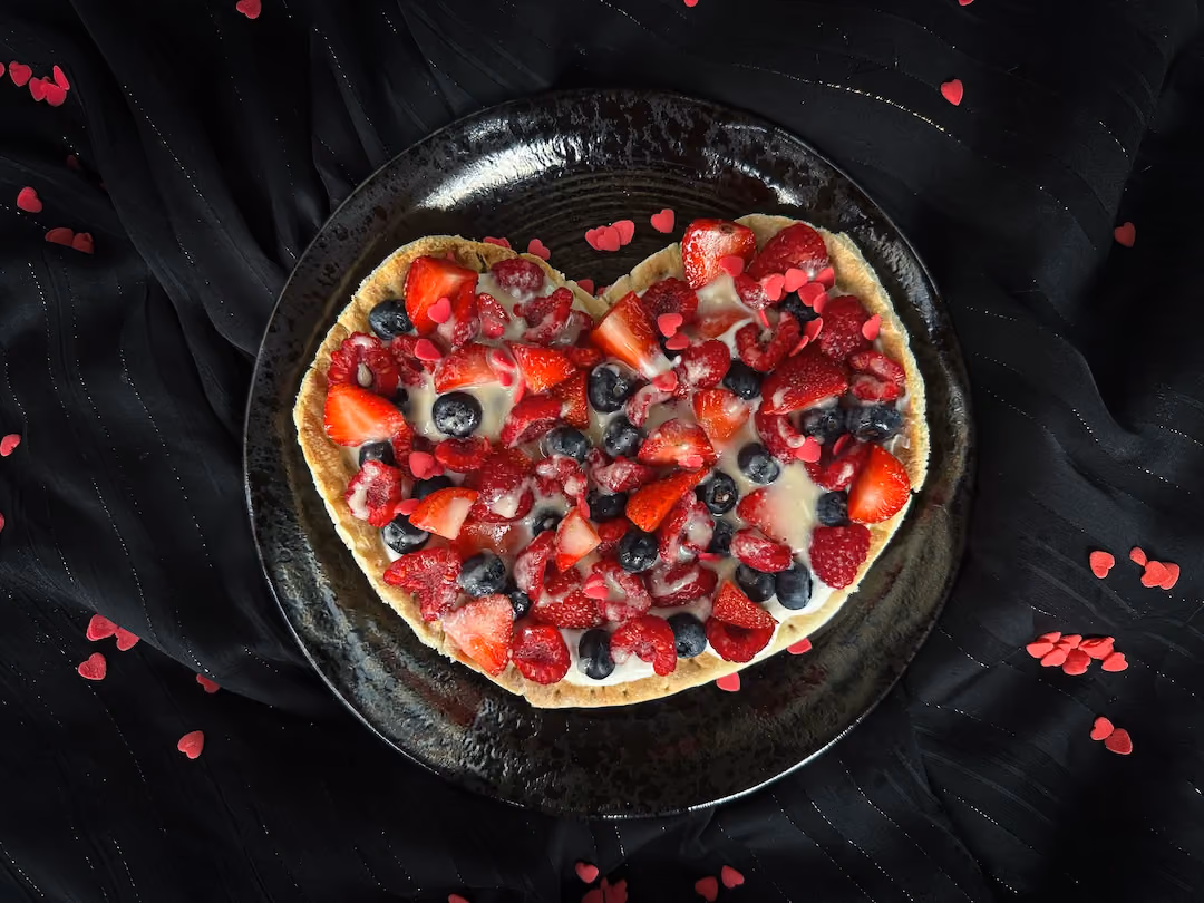 La pizza aux fruits rouges est présentée dans un petit saladier en faïence de couleur bleu.