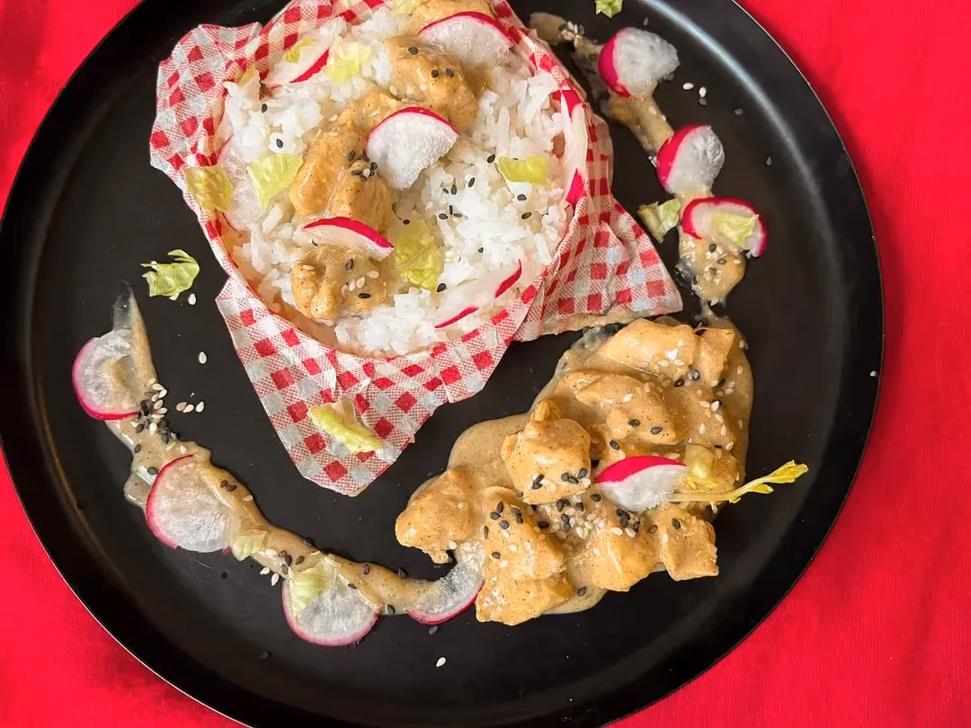 For this vanilla chicken, the chicken fillets are sliced thin and served with rice and radishes cut into thin slices.