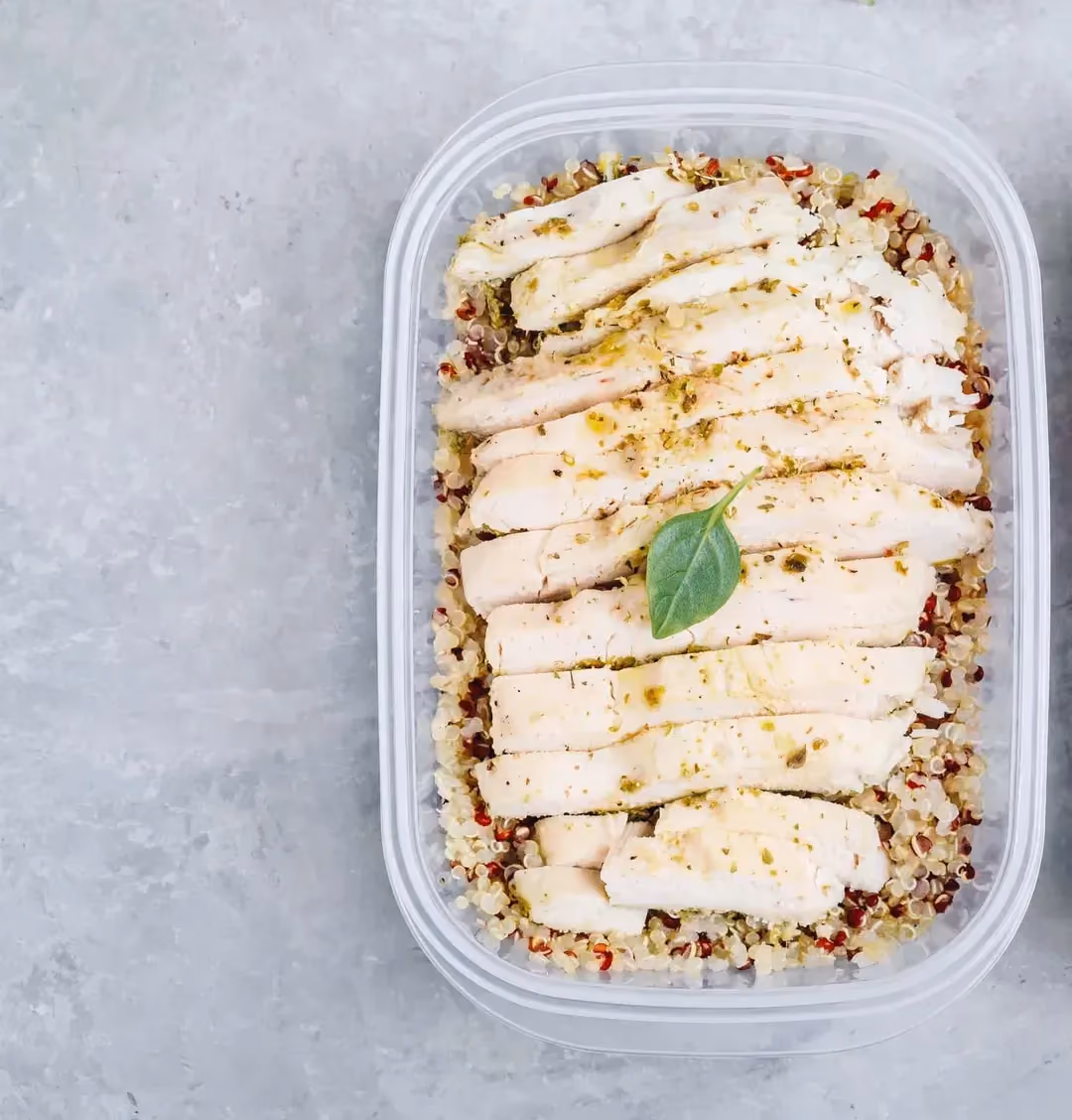 Dans un saladier de taille moyenne se trouve le poulet avec le quinoa, et des champignons, le tout mélangé à de la crème fraiche allégée.