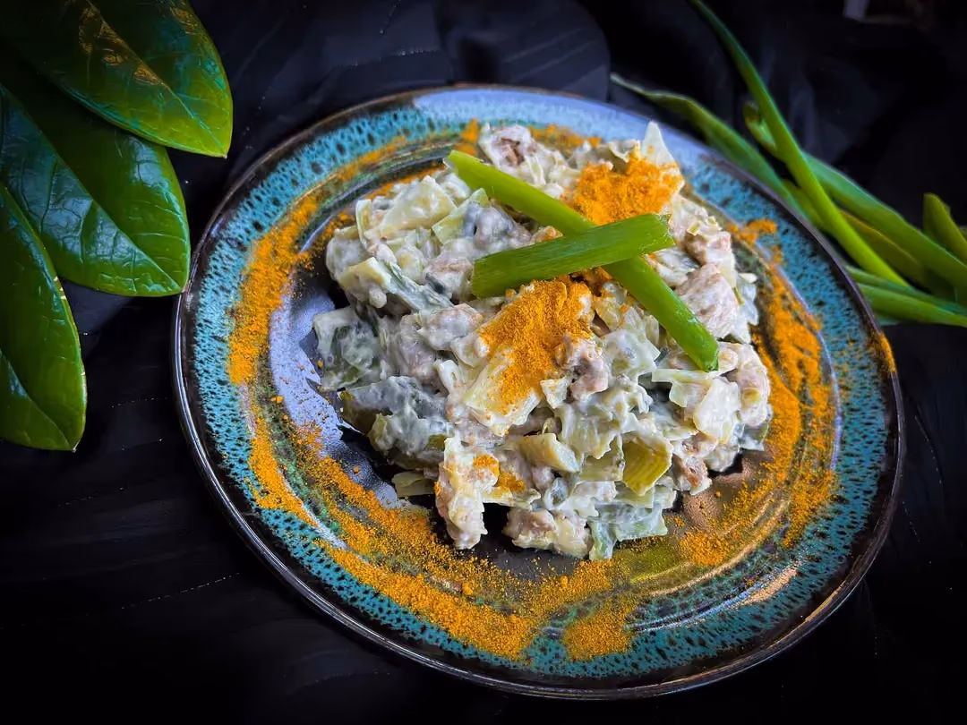 Une belle assiette de couleur bleue accueille la recette de protéines de soja texturées et poireaux à la crème fraiche allégée.