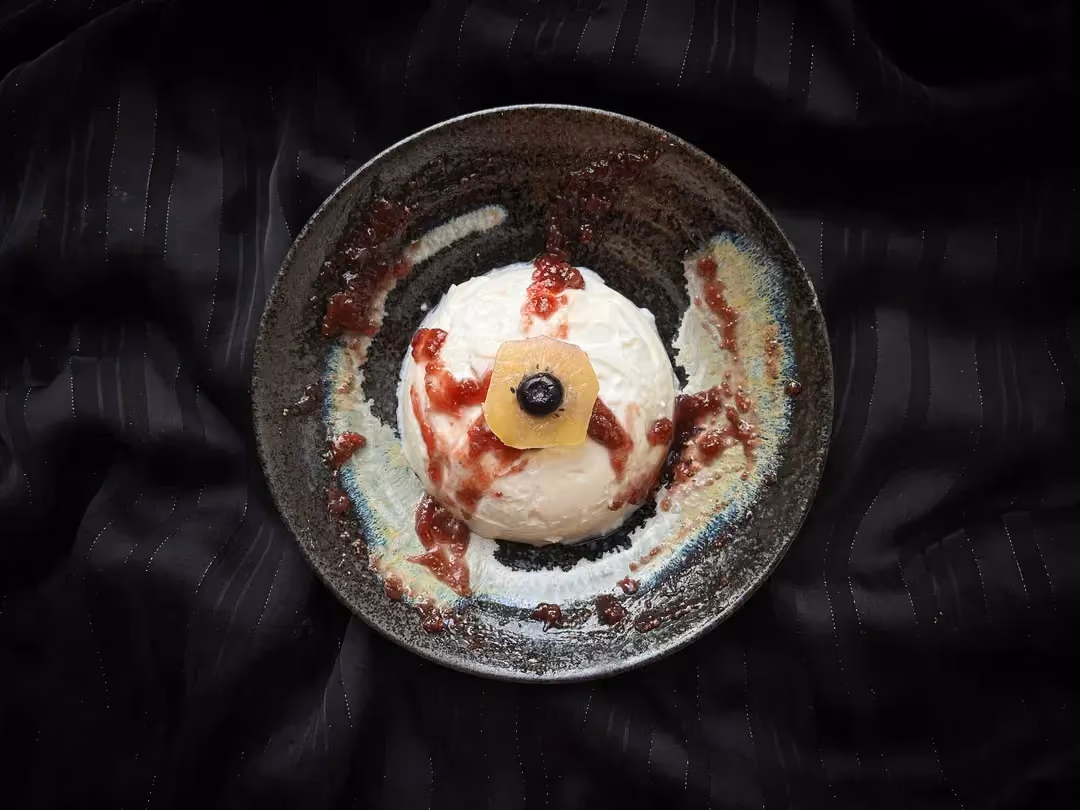 Le pudding ensanglanté à base de figues, bergamote et avoine est recouvert par du fromage blanc.