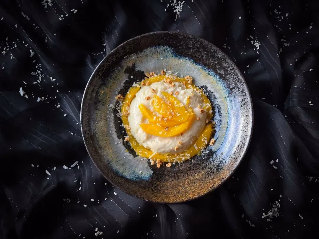Le pudding mangue et coco esr présenté dans petit saladier de couleur bleu
