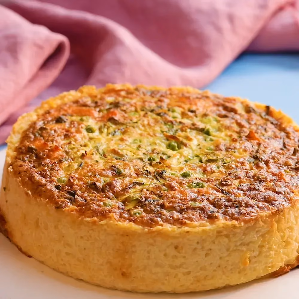 The green vegetable quiche with a rice crust has been removed from the pan. It presents itself to us for the greatest pleasure of our senses.