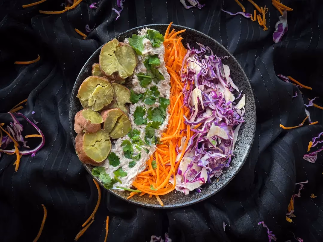 Le bol de thon, patate douce, chou rouge et carottes est un véritable arc-en-ciel de couleur.