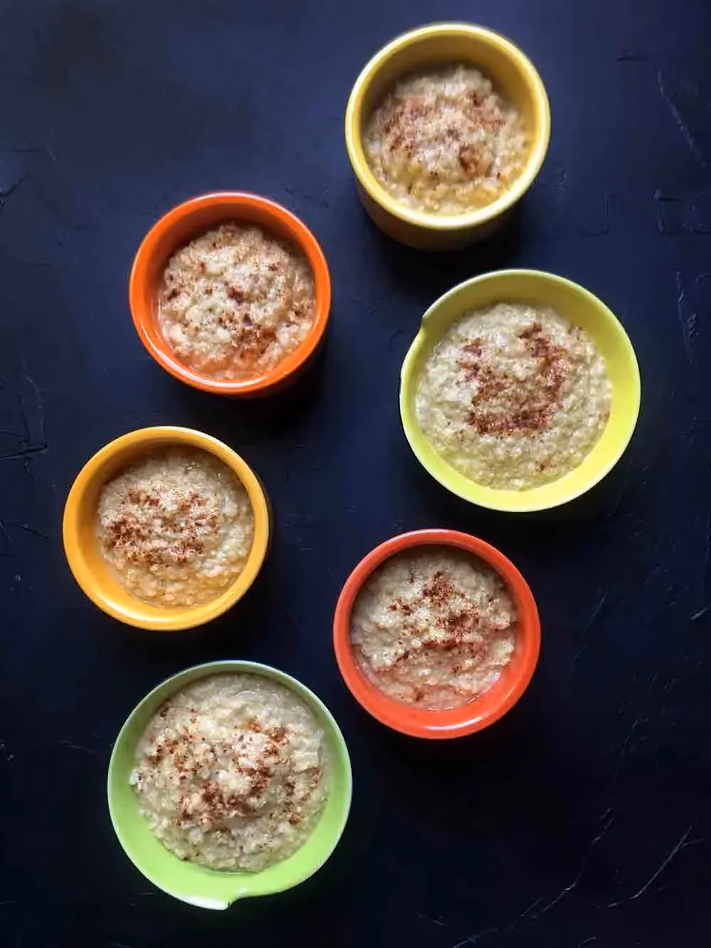 This rice-pudding-style konjac is presented in six small ramekins in different colors.