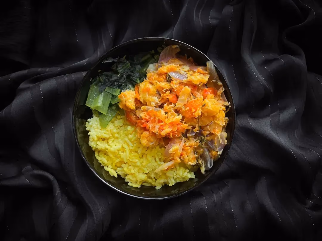 Dans un petit saladier on retrouve du riz jaune et de la morue colorée par le curcuma.
