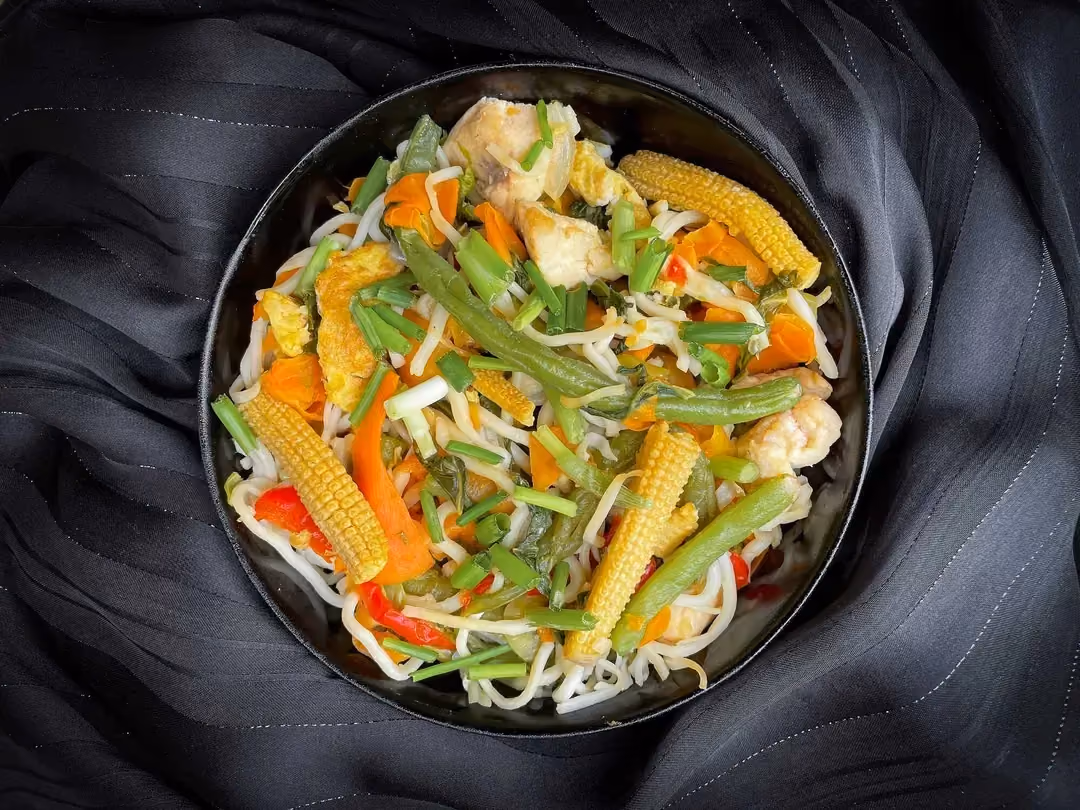 Dans un petit saladier on retrouve pêle-mêle tous les ingrédients de la recette de sauté mines au poulet.