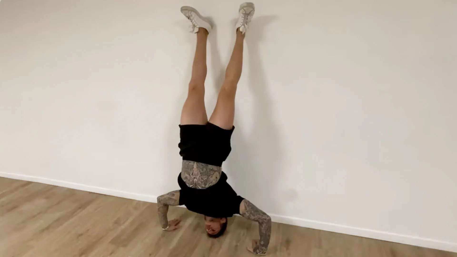 Équilibre sur les mains (handstand).
