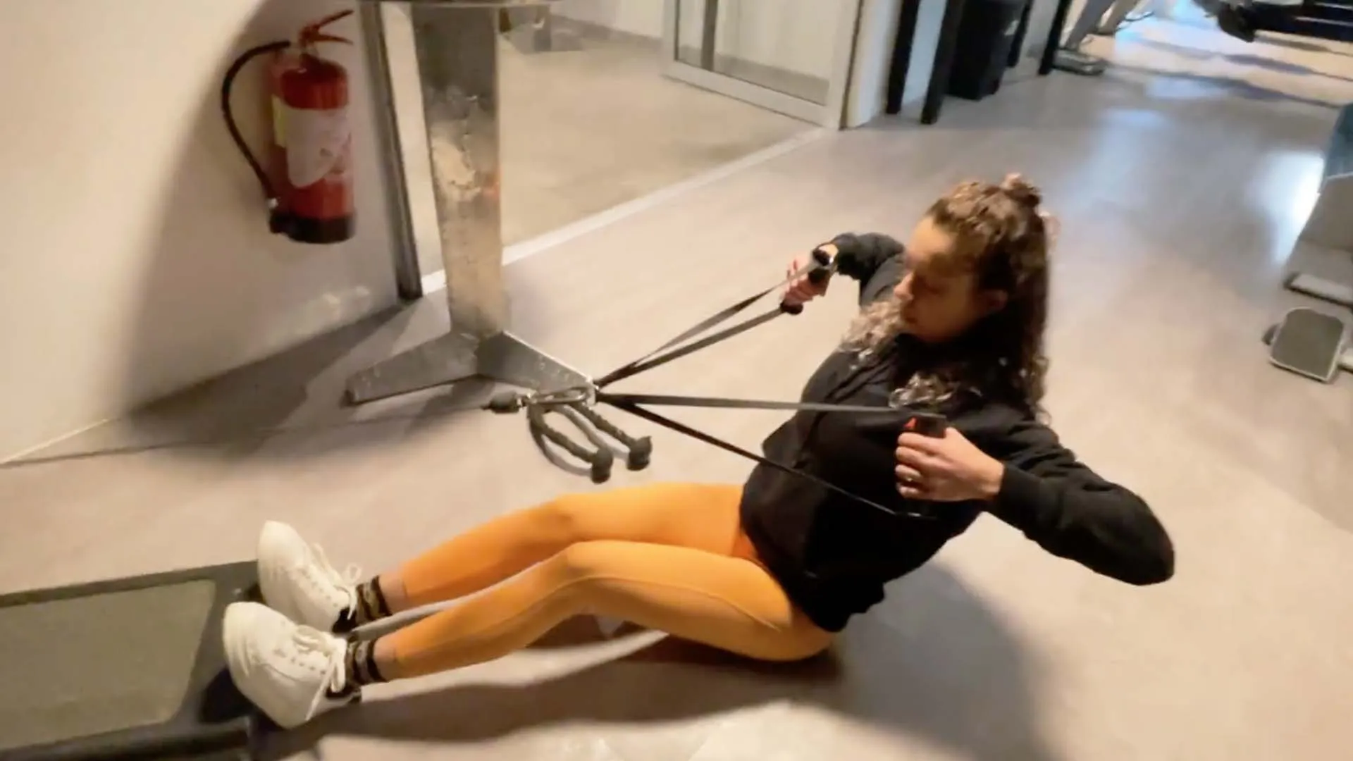 Rowing pour l’arrière des épaules avec corde.