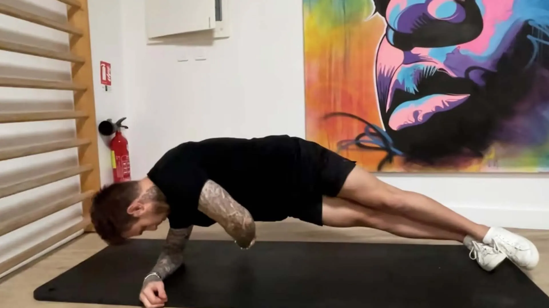 Gainage planche oblique avec rotation.