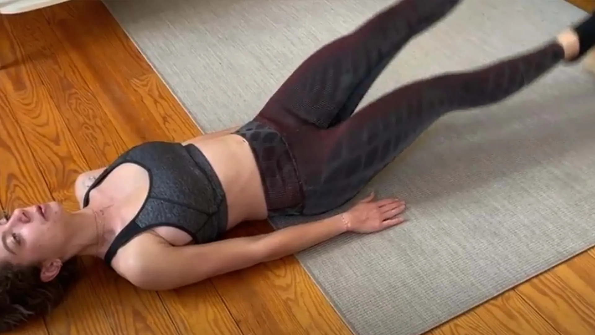 Battements de jambes pour les abdominaux.