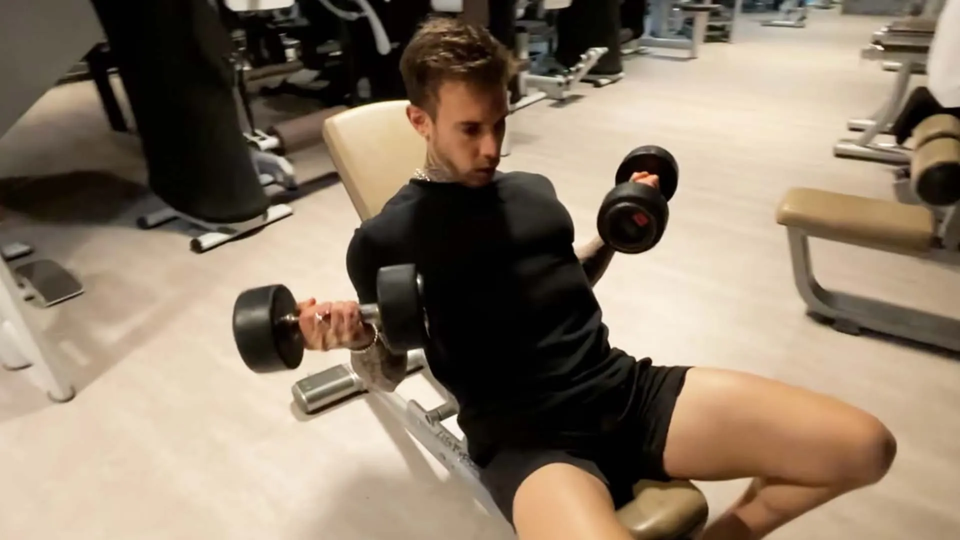 Curl biceps incliné.