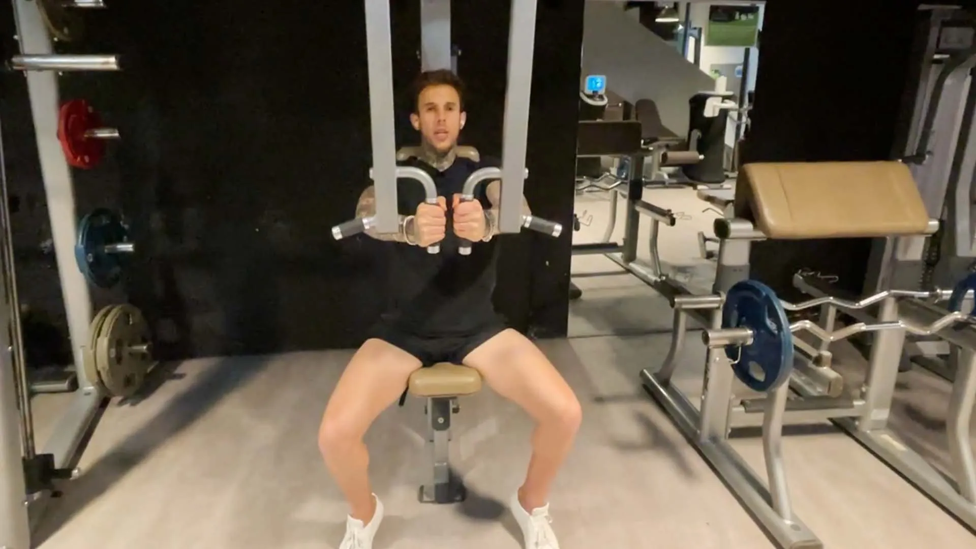 Écarté pectoral à la machine.