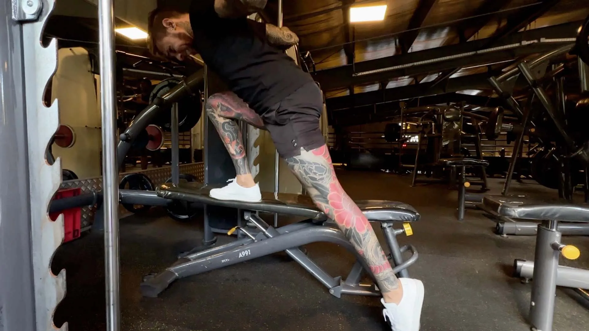 Montée sur banc à la Smith machine.