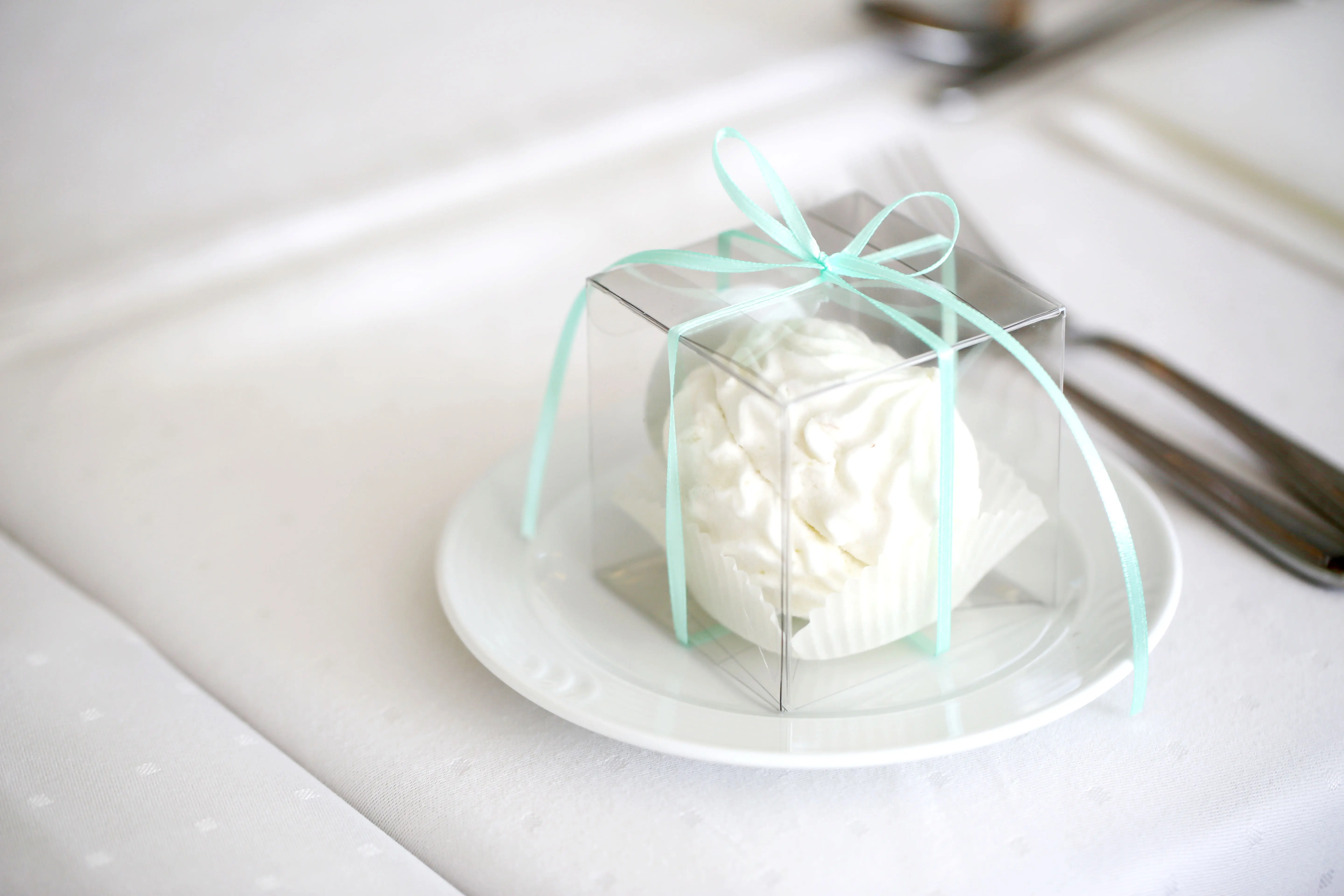Elegant zephyr meringue dessert gift favour in a clear box, tied with a delicate mint ribbon and branded tag, perfect for weddings and refined celebrations in Limassol Cyprus