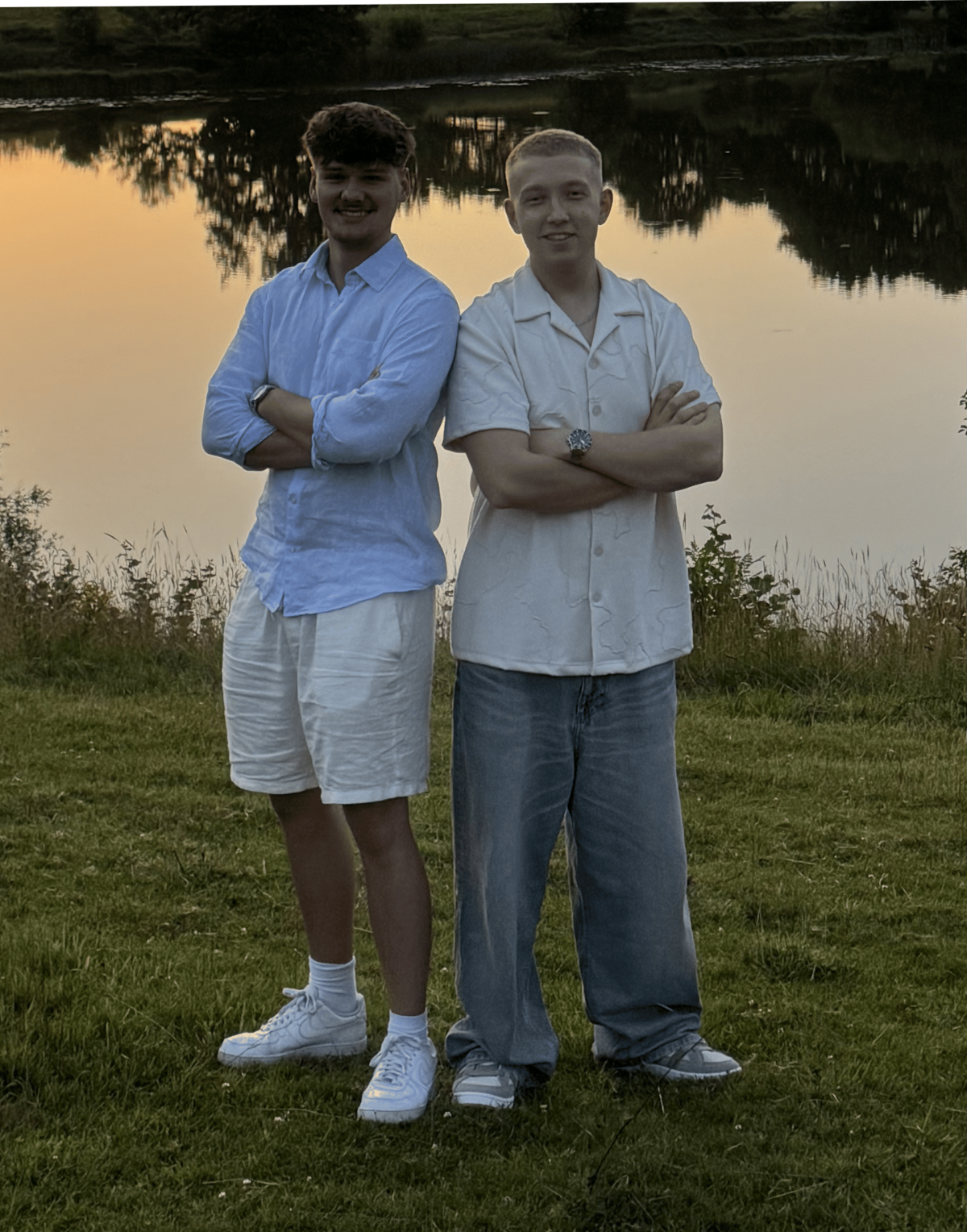 Hendrik Lembicz & Maximilian Turowski vor einem See