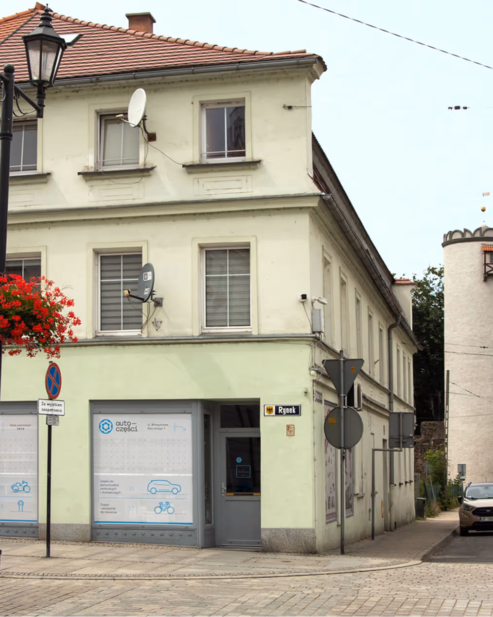 Storefront of Auto-Części with branded window graphics