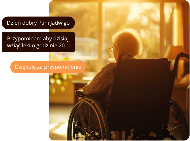 Starsza kobieta na wózku inwalidzkim siedzi w jasnym pokoju, otoczona ciepłym światłem, z widocznymi dymkami rozmowy przypominającej o zażyciu leków o godzinie 20.