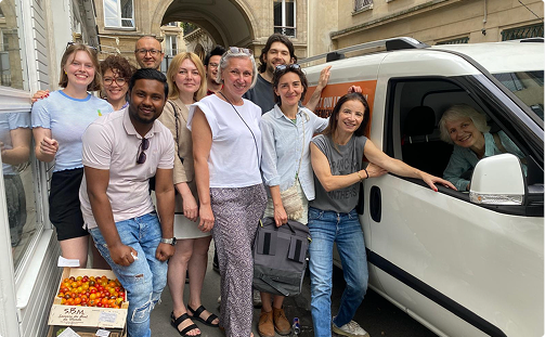 élèves devant la voiture de déménagement