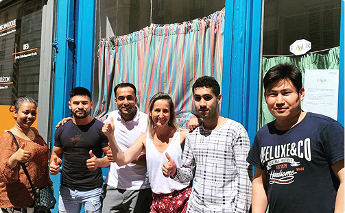 élèves devant les premiers locaux