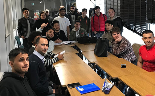 élèves à la maison des réfugiés