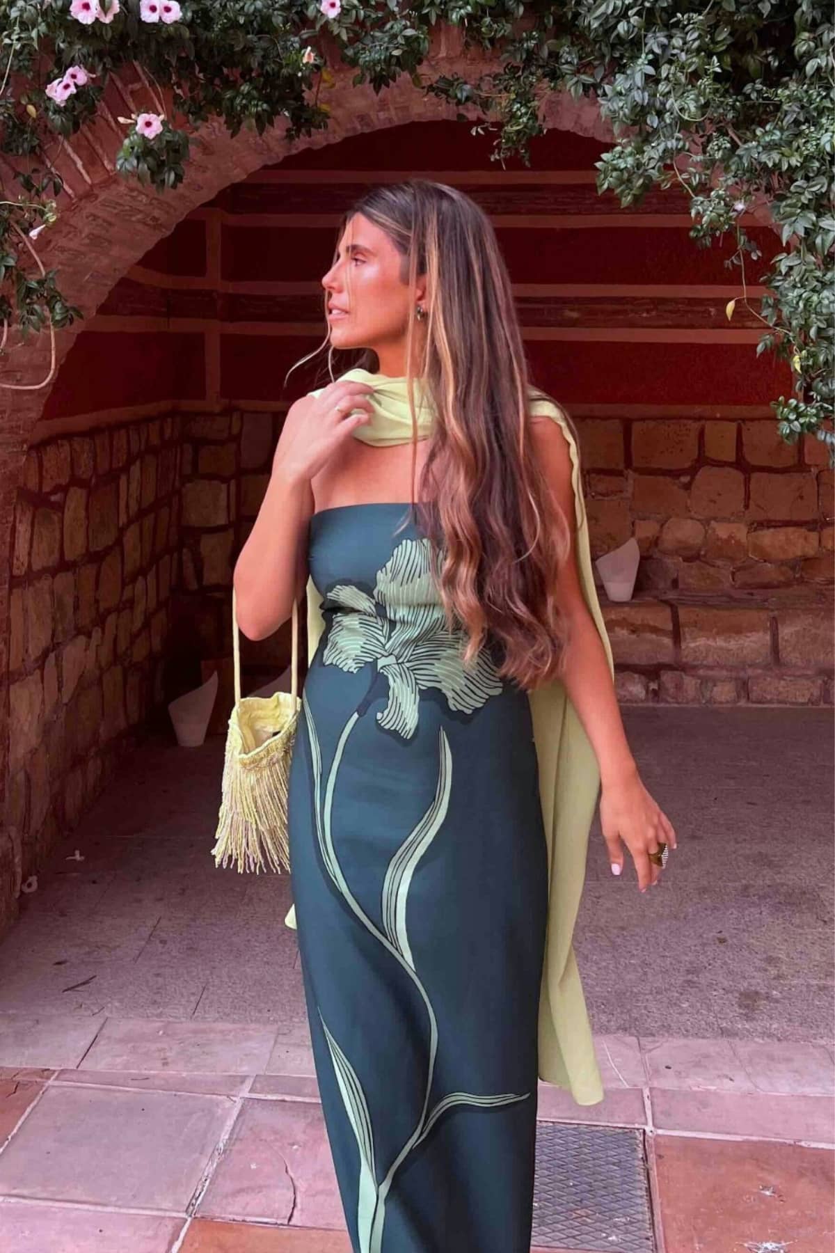 Vestido Salma de Lady Pipa, modelo largo palabra de honor en verde con estampado floral, elegante y favorecedor para invitadas de boda o eventos, disponible en Jointy.