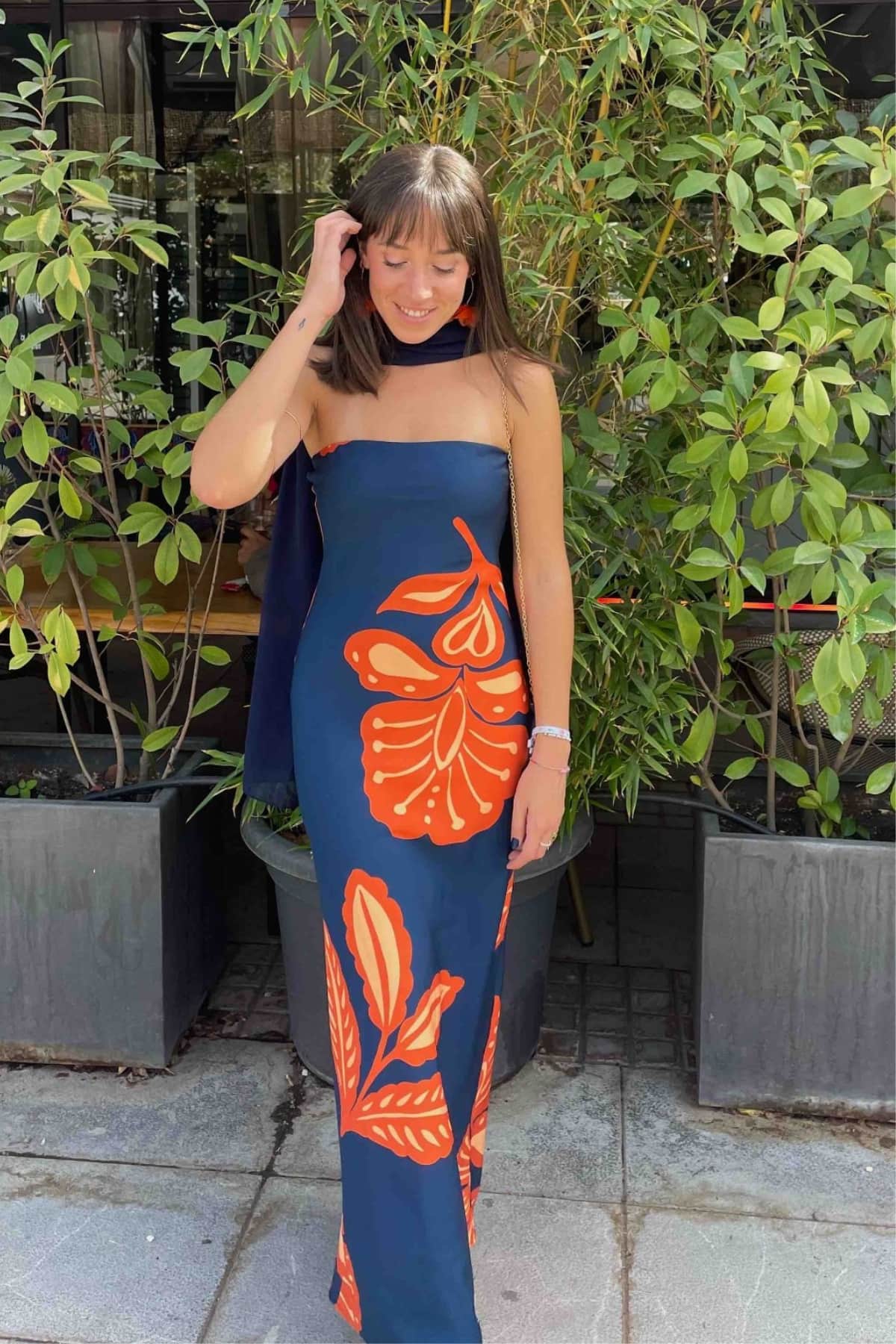 Vestido Orfila de Lady Pipa, modelo largo palabra de honor en azul con estampado floral naranja, elegante y favorecedor para invitadas, disponible en Jointy.