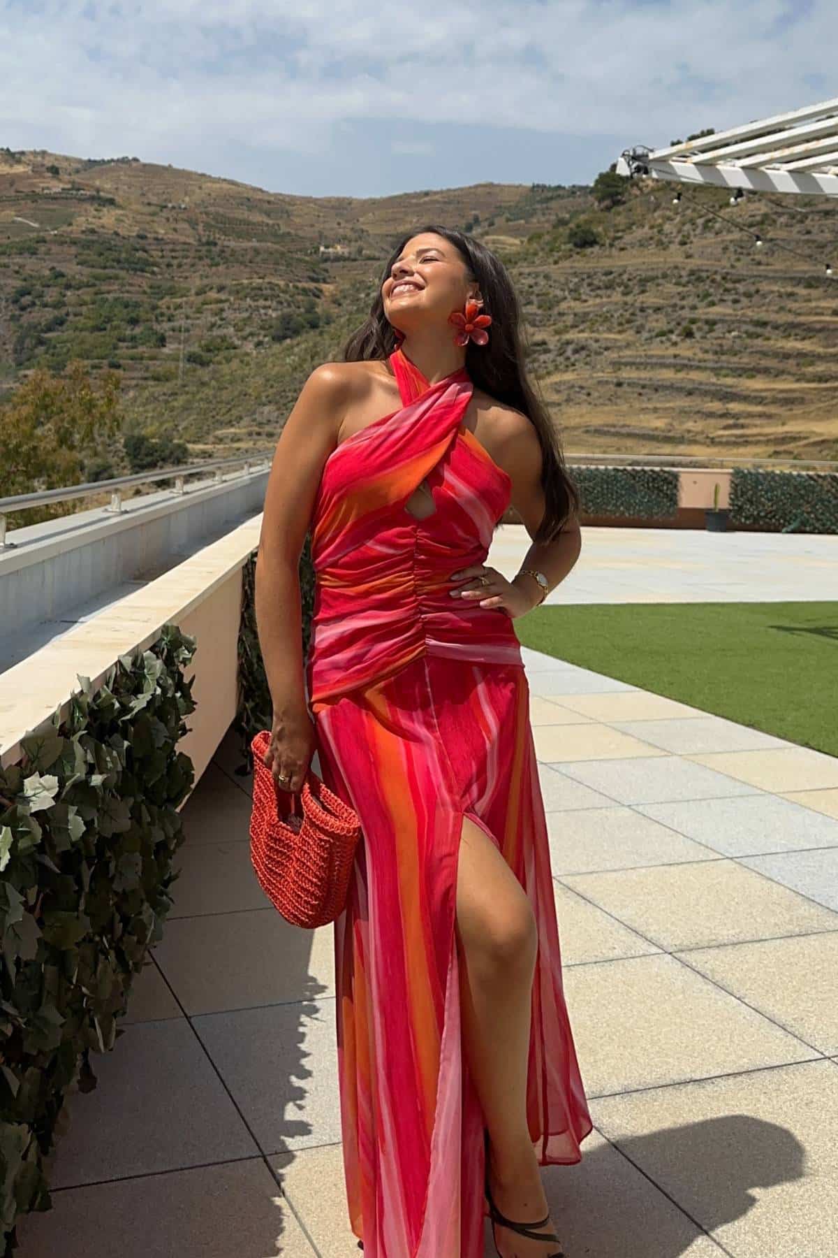 Vestido midi multicolor con escote halter y falda con abertura delantera, ideal para invitadas de boda o eventos, disponible en Jointy.