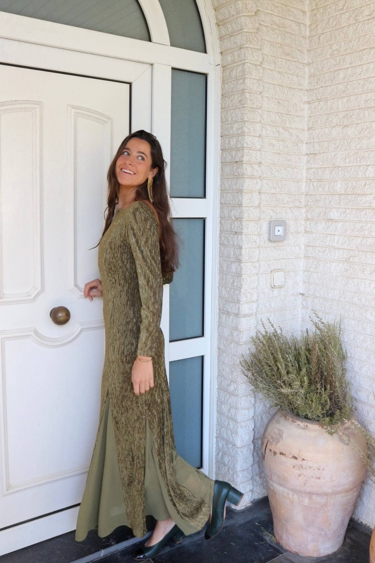 Vestido Lania verde de Lady Pipa, largo y de manga larga, con escote cuadrado y detalle de gasa a tono en la falda que aporta movimiento y elegancia. Ideal para invitadas que buscan un look sofisticado y fluido.