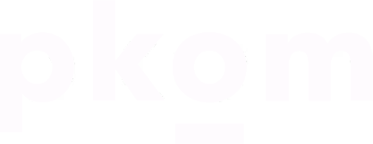 Hvit logo med teksten 'pkom' på hvit bakgrunn.