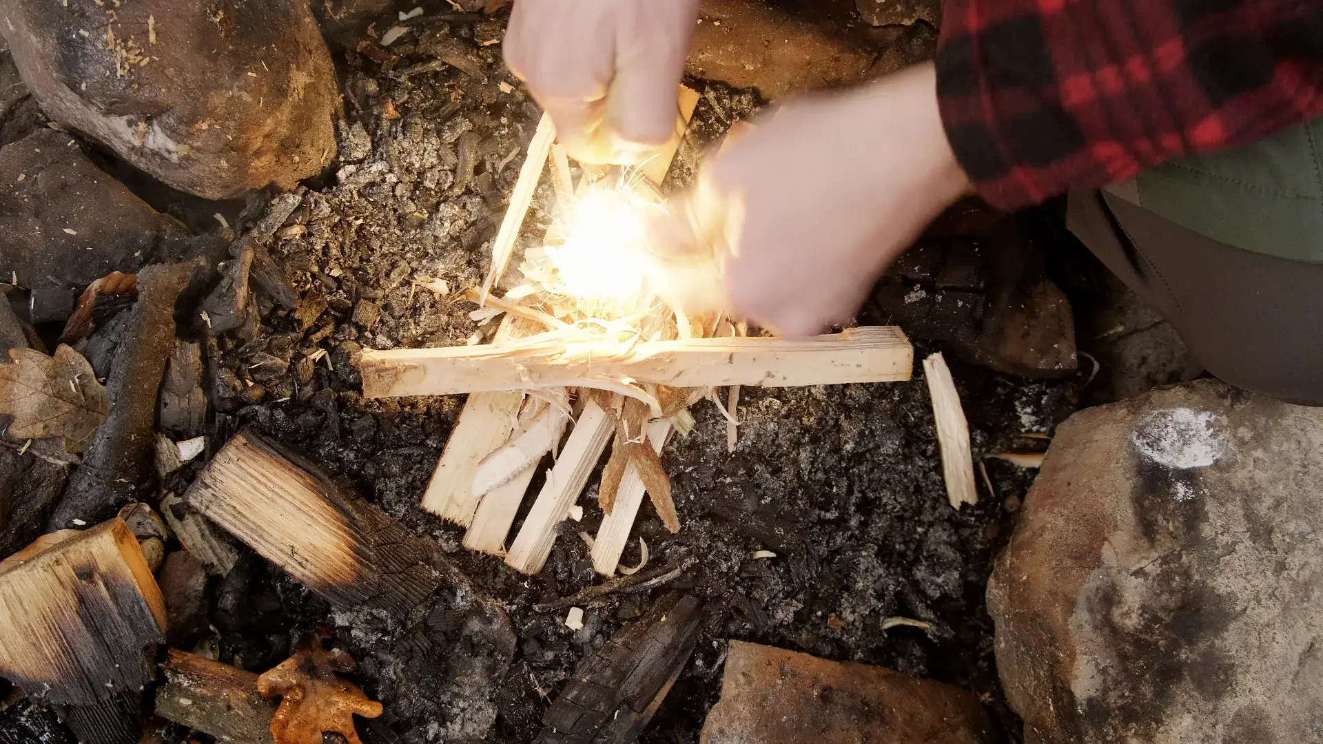 Feuer selbst machen im Wald