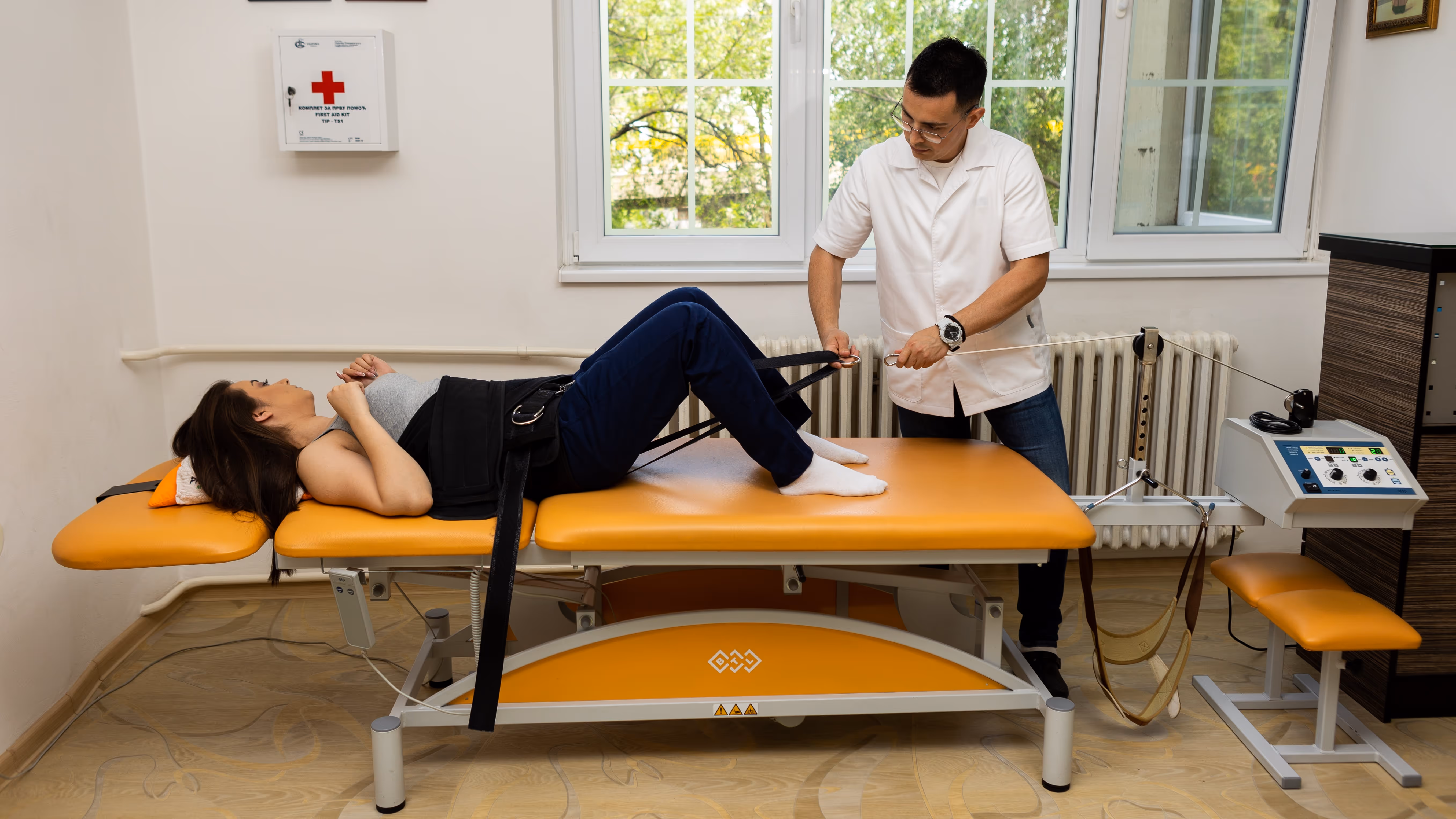 Pacijent n leži na stolu za dekompresiju kičme