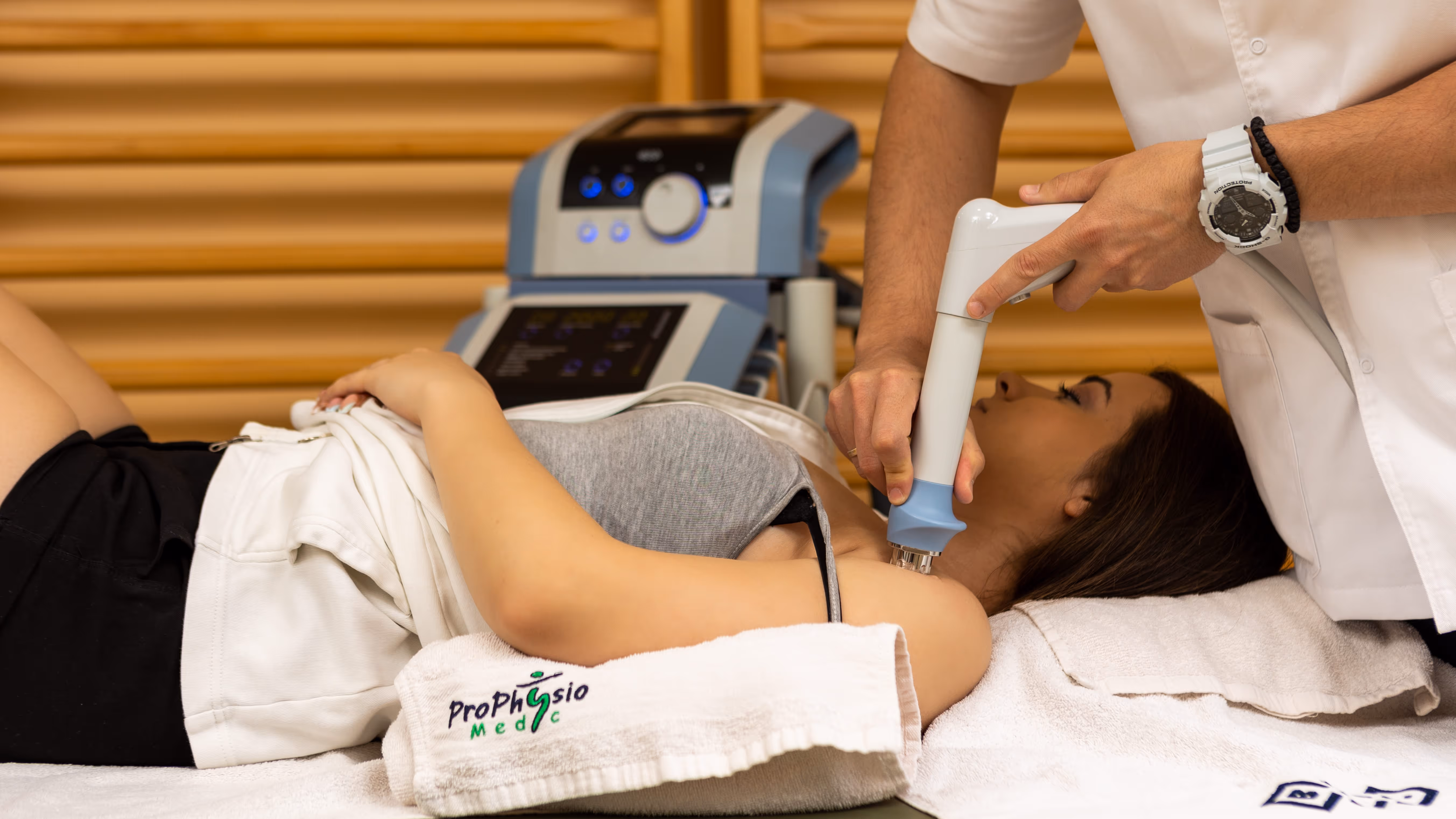 Shockwave terapija razbijanje kalcifikata u ramenu