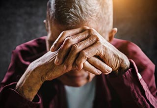 Imagem de idoso preocupado