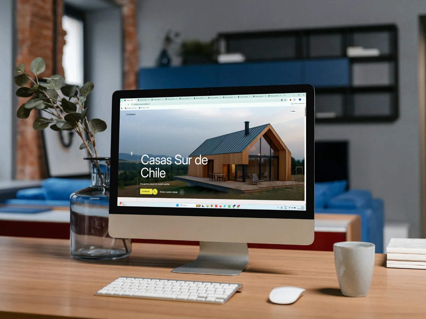 Computador en escritorio y una computadora encima, la cual esta mostrando una pagina