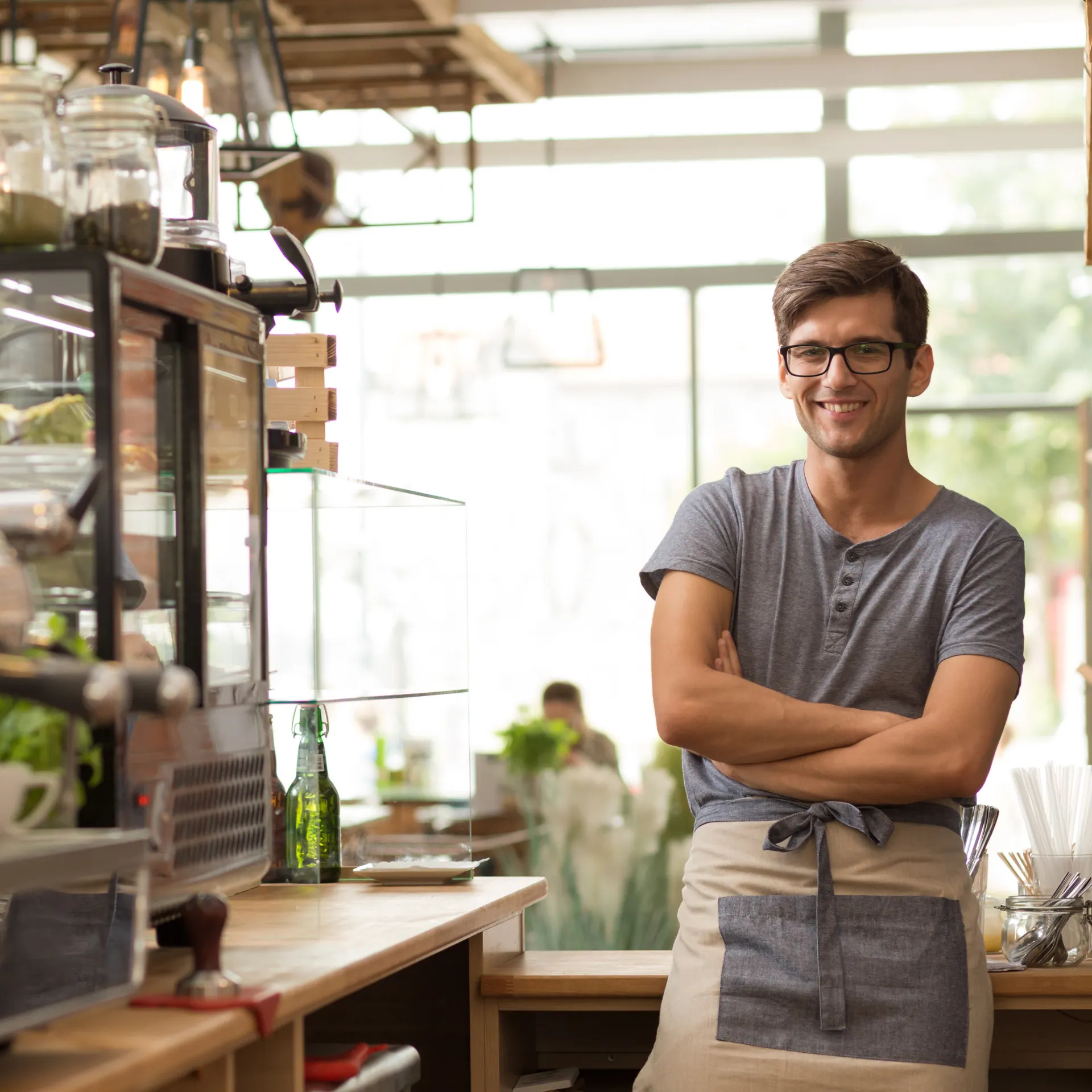 Computador en escritorio y una computadora encima, la cual esta mostrando una pagina