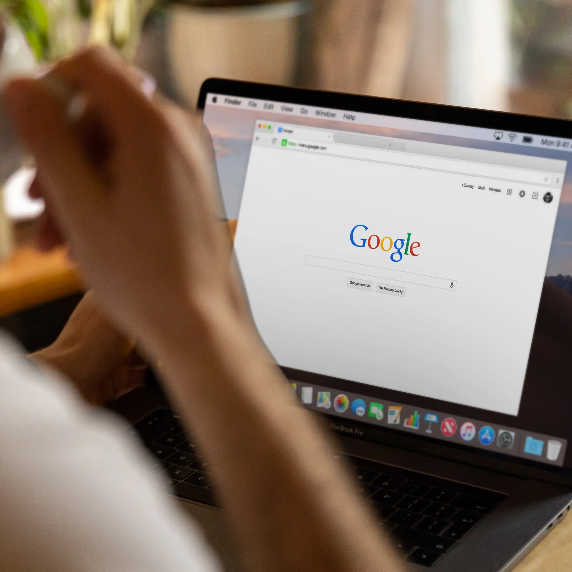 Computador en escritorio y una computadora encima, la cual esta mostrando una pagina