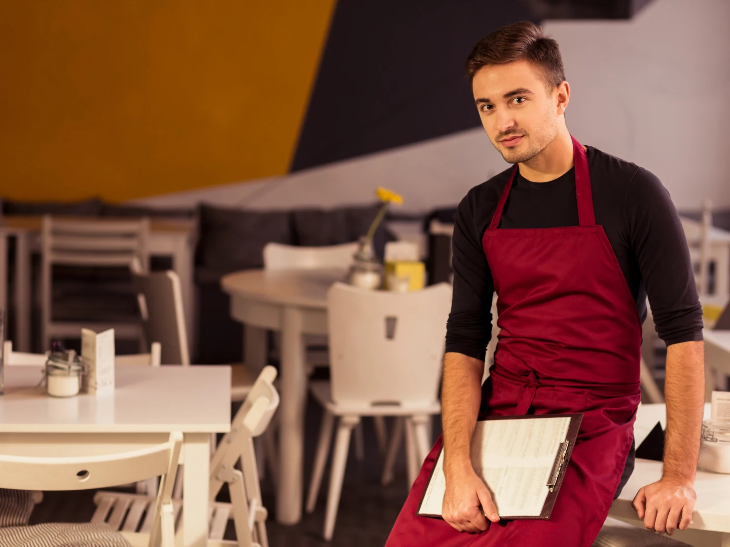 Computador en escritorio y una computadora encima, la cual esta mostrando una pagina