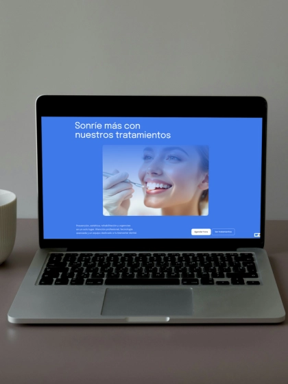 PC demostrando desarrollo de sitio corporativo,