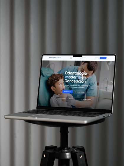 Laptop mostrando desarrollo de la tienda Viral Store.