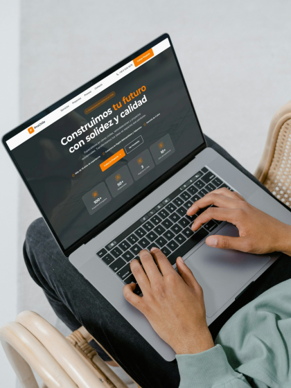 Laptop mostrando desarrollo de la tienda Viral Store.