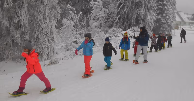 Groupes d'eleves qui font des raquettes de neige