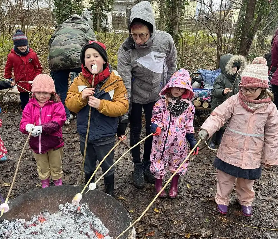 Des enfants qui chauffent des guimouves dans la fôret avec le maitre