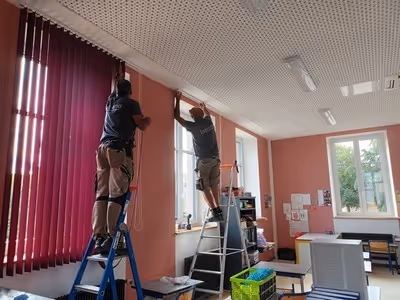 Pose de rideaux occultants à l'école élémentaire