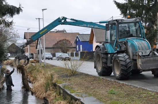 Pose de nattes pré-végétalisées en bordure de l'Ischert dans sa traversée du village